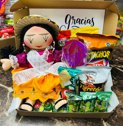 CAJA DE DULCES TRADICIONALES CON MUNECA ARTESANAL DE ECUADOR