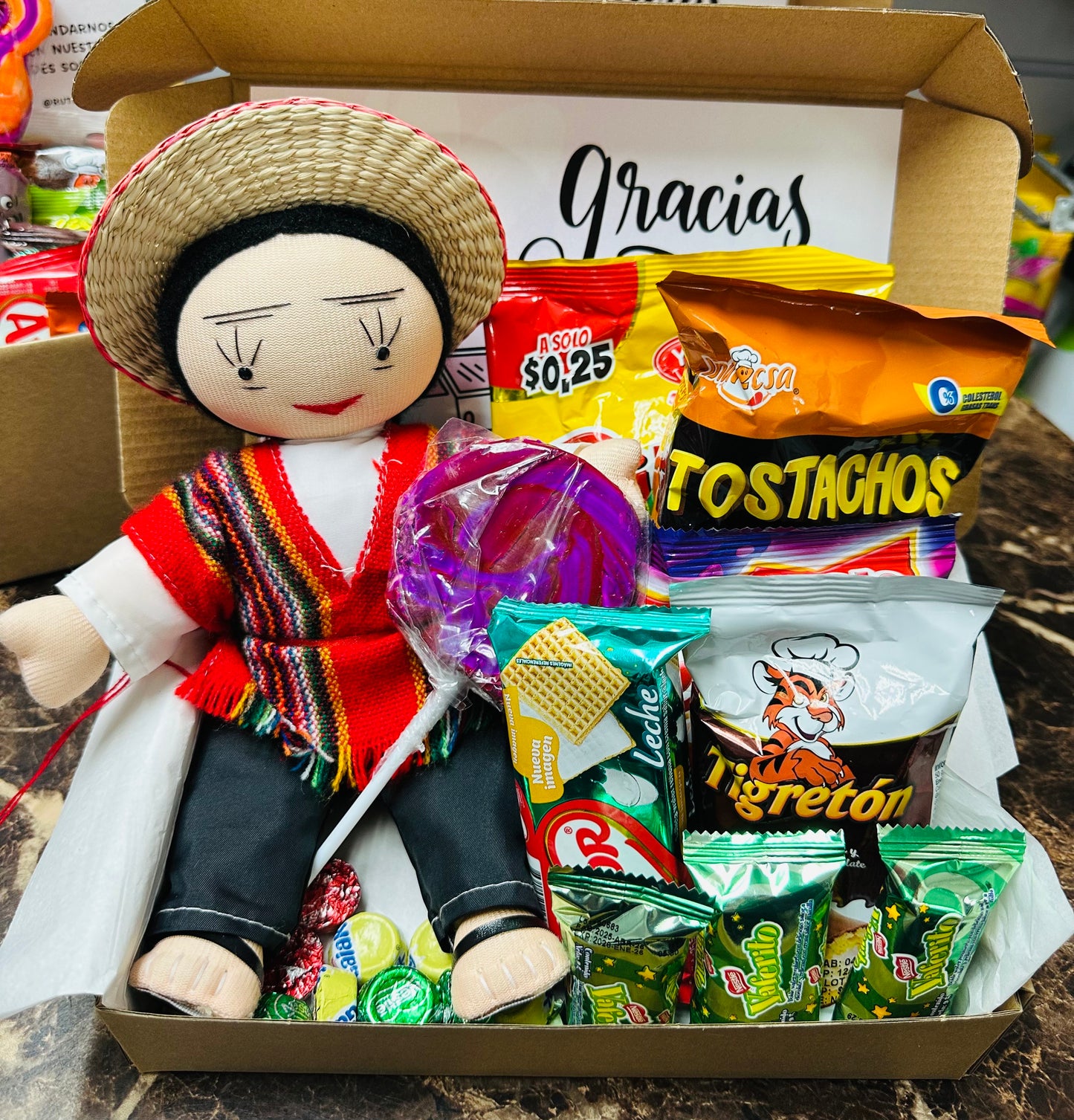 CAJA DE DULCES TRADICIONALES CON MUNECA ARTESANAL DE ECUADOR