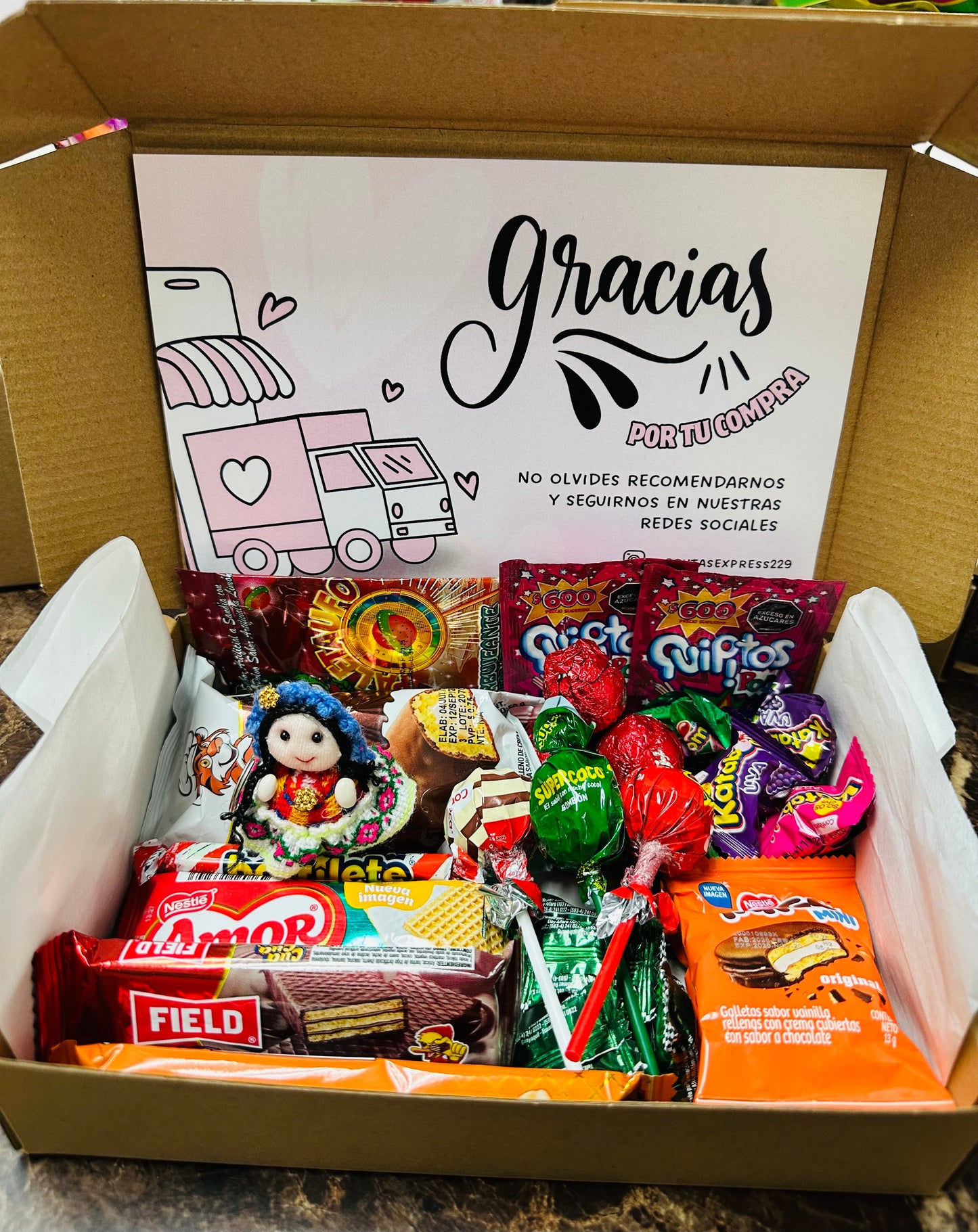CAJA DE DULCES TRADICIONALES CON MUNECA ARTESANAL DE ECUADOR
